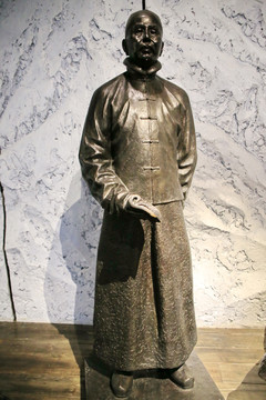 清代人物雕像