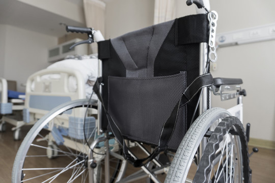 病房里的轮椅