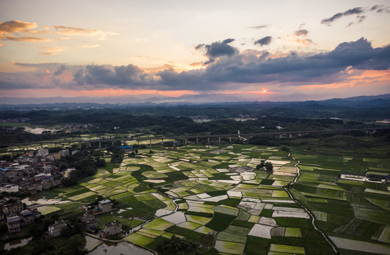 夕阳晚霞中群山间的田园风光