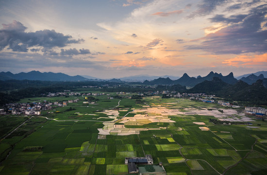 夕阳晚霞中群山间的田园风光