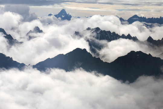 航拍青藏高原雪山云海