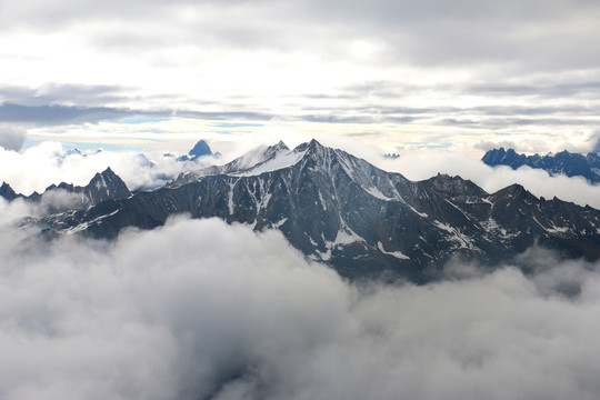 航拍青藏高原云海雪山