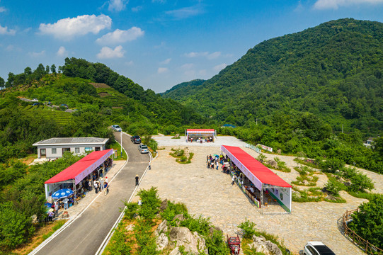 架锅山村桃花广场