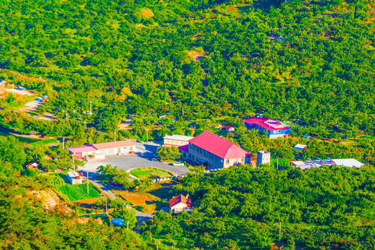 乾隆绿道俯视山脚平地院落建筑