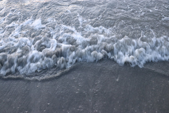 海浪冲上沙滩