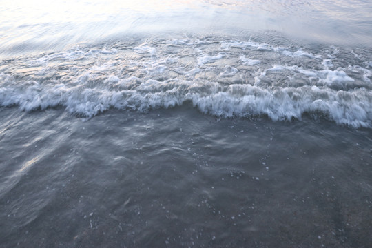 海浪冲上沙滩