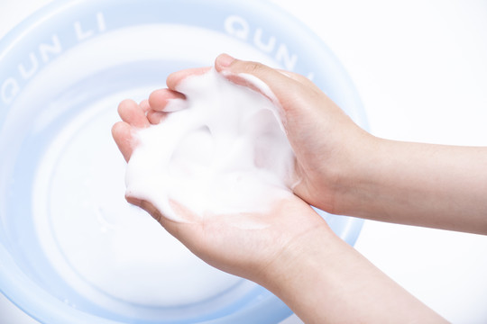 洗手消毒白色泡沫