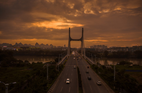 夕阳西下横跨漓江的城市公路大桥