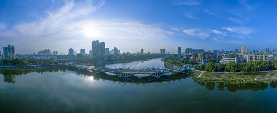 航拍逆光中的城市全景