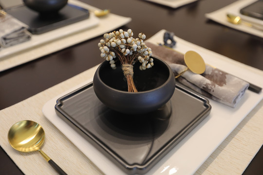 中式风格餐桌碗筷