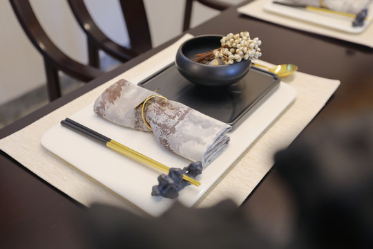 中式风格餐桌碗筷