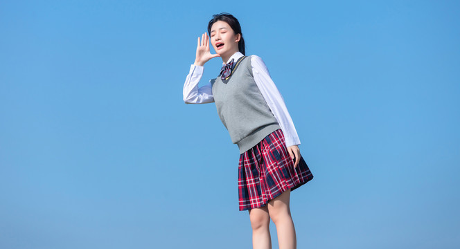 蓝色天空下的可爱女学生