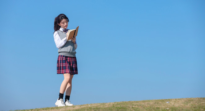 蓝色天空下的可爱女学生