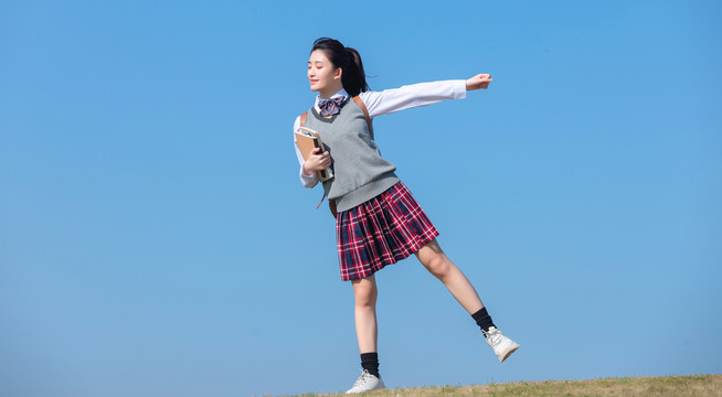 蓝色天空下的可爱女学生