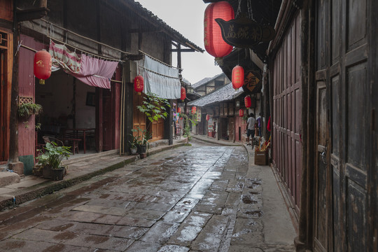 泸州尧霸古镇雨后街景