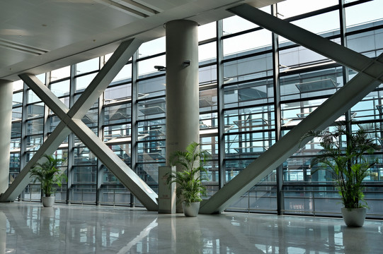 虹桥机场候机楼大厅玻璃墙