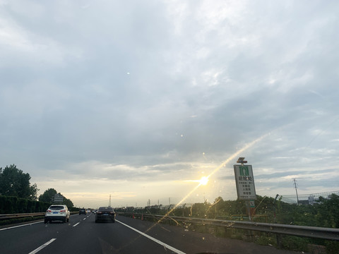 夕阳下的高速公路