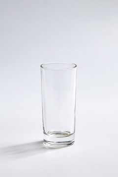白色背景下的玻璃杯