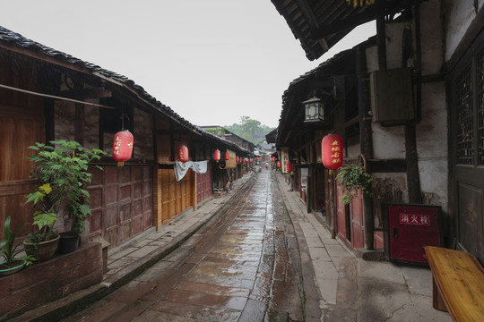 泸州尧霸古镇雨后街景