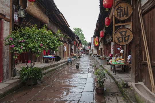 泸州尧霸古镇雨后街景