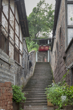 泸州尧霸古镇雨后街景