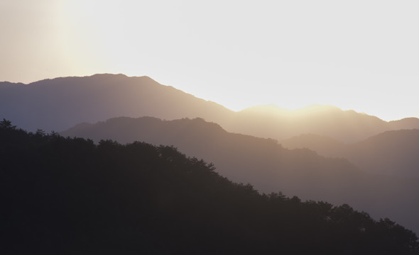 夕阳下的群山