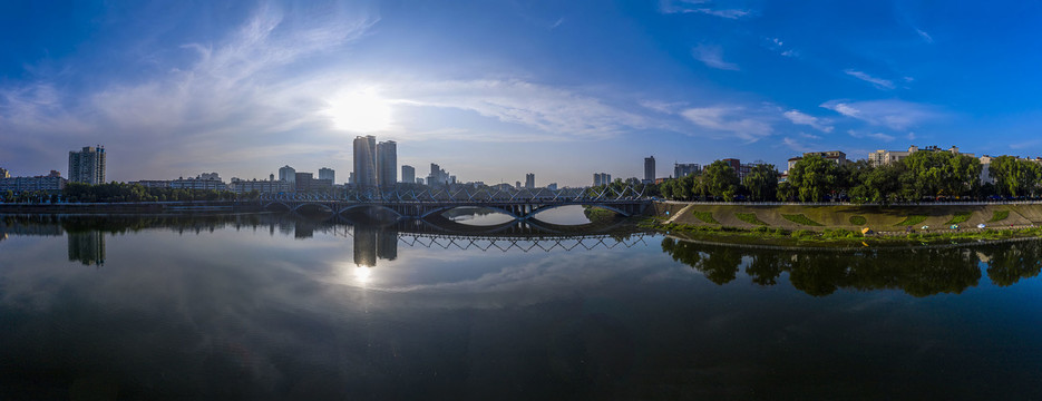 宽幅蓝天白云城市风光图