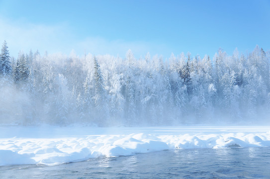 新疆冬日冰雪仙境的喀纳斯湖