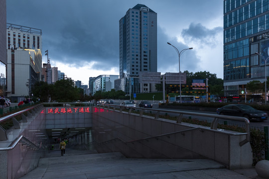 下雨前的洪武路地下通道