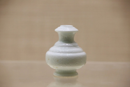 清代德化窑暗刻花卉小瓶
