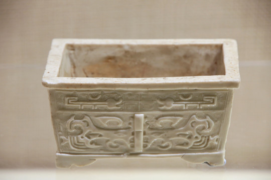 明代德化窑兽面纹方鼎