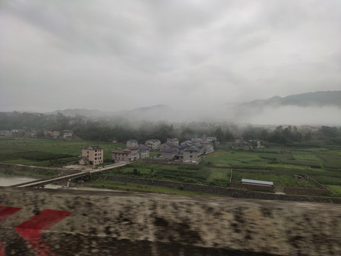 雾里的小镇与远山