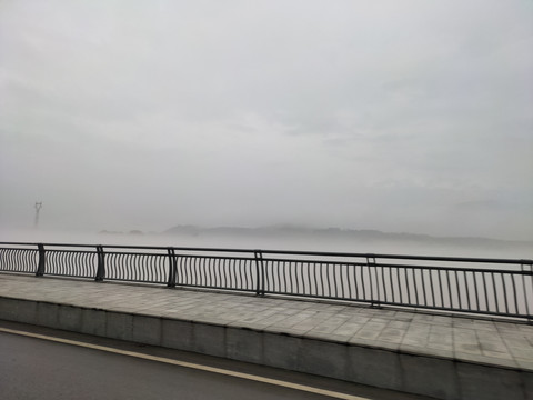 江边雾气