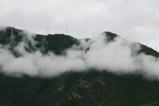 高山晨雾水墨画