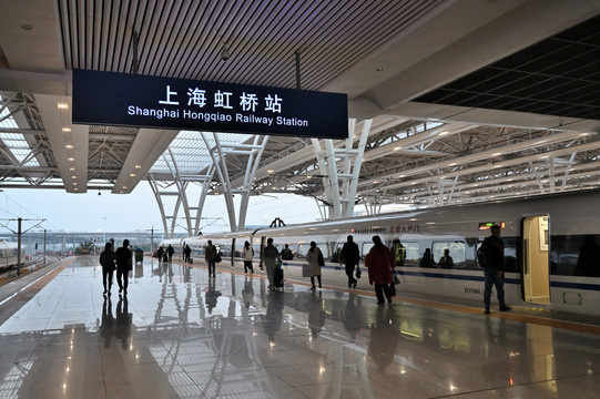 上海虹桥火车站候车站台
