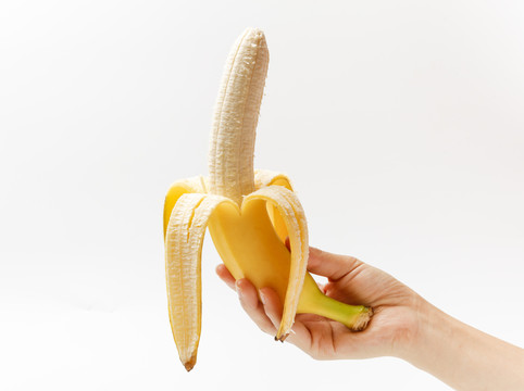 手拿一个剥开的香蕉