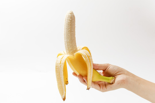 手拿一根剥开的香蕉