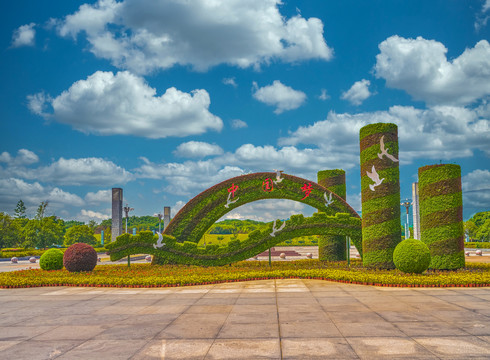 中国梦绿植雕塑