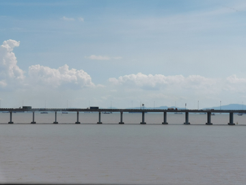 深圳的海和天和桥