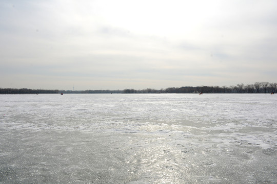 颐和园结冰的湖面