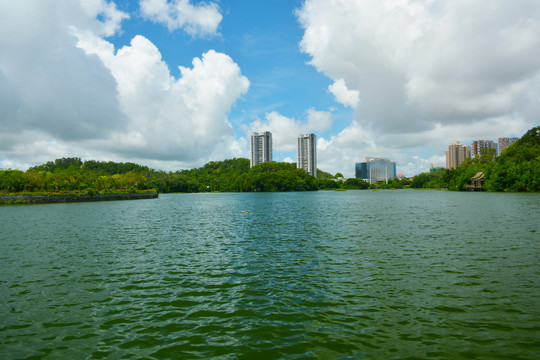 鸳鸯湖公园湖景