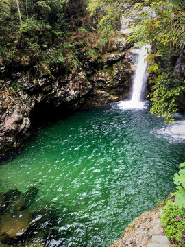 山涧潭水