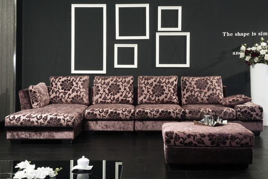 黑色空间中的现代风格布艺沙发