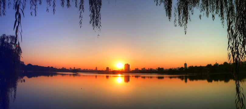 济南大明湖畔的夕阳