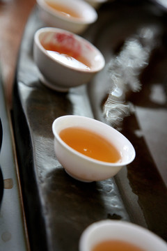 茶海上斟满茶水的茶盏