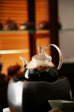火炉上正在煮茶的玻璃茶壶