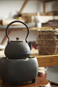 陶瓷炉上的日式铁壶