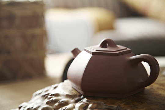 茶桌上的紫砂茶壶