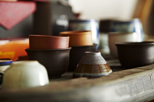 架子上的茶杯