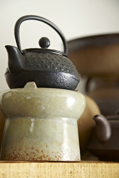 陶瓷火炉上的日式铁壶
